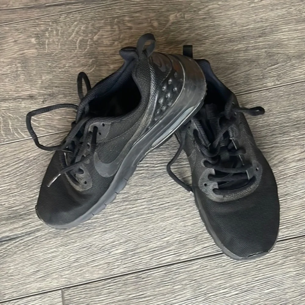 Nike shoes air youth size 5 or women’s size 6.5